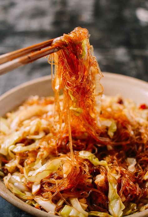 Easy Stir Fried Cabbage with Glass Noodles Stir Fried Cabbage, Glass Noodles Recipe, Chinese Chicken Recipes, Cabbage Stir Fry, Mapo Tofu, Glass Noodles, Fried Cabbage, Noodles Recipe, Woks