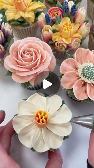 Alice Ward on Instagram: "Leaves 🍃 a very important part of your floral cupcake! I am always amazed at how much a cupcake can transform when the leaves are added at the end.  🍃Here I use a 352 nozzle and make sure the consistency isn’t too thick. A looser buttercream is ideal for leaves!  🍃I like to use Progel holly green in small amounts  🍃adding two different shades of green to your piping bag will result in a beautiful two tone effect which really adds to the realism!  🍃Leaves are so useful to cover up any little mistakes! Dodgey petal? Cover it up with a leaf! No one will ever know 😄 . #cake #cupcakes #cupcakedecorating #leaves #buttercreamflowers #piping #leafpiping #buttercream #caketutorials #baking #cupcakedecorating #petalsbakehouse" Buttercream Leaves, Icing Flowers, Floral Cupcakes, Icing Tips, Piping Bag, Cupcake Icing, Sage Leaves, Cake Cupcakes, Buttercream Flowers