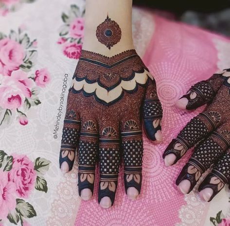 Bakra Eid Special Mehndi Design, Bakra Eid Mehndi Design Aesthetic, Hand Mehndi Design Simple, Eid Special Mehndi Design, Kashee's Mehndi Designs, Mehndi Design Simple, Simple Mehndi Design, Hand Mehndi Design, Design Mehndi