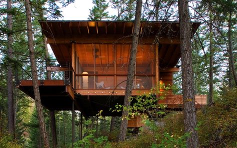 Short stilts enable the cabin to sit comfortably on a steep slope Cottage On Stilts, Modular Log Cabin, Montana Cabin, Tiny House Swoon, Summer Living Room, Flathead Lake, Forest Cabin, Off Grid Cabin, Log Cabin Homes