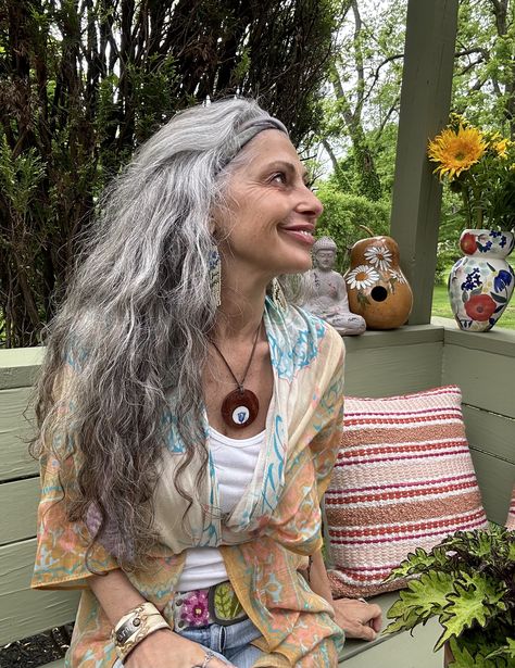 Older Woman Aesthetic, Silver Locs, Boho Witch, Moda Hippie, Gorgeous Gray Hair, Hippie Aesthetic, Beautiful Gray Hair, Crunchy Granola, Bohemian Style Clothing