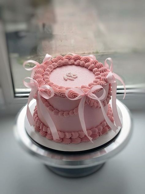 Small Vintage Cake, Vintage Birthday Cake Aesthetic, Cakes Aesthetic Vintage, Tort Aesthetic, Sweet 17 Birthday Cake, Torte Aesthetic, Cakes 18th Birthday, Bday Cakes Aesthetic, Pink Birthday Cake Aesthetic