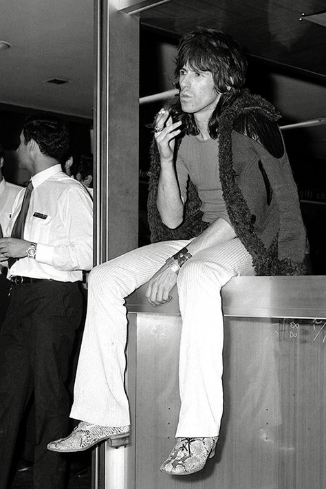 Keith Richards photographed after his arrival in Rome in 1970. Keith Richards Guitars, Rolling Stones Music, Rolling Stones Keith Richards, Rollin Stones, Ron Woods, Strange Facts, Like A Rolling Stone, 28 September, Ronnie Wood