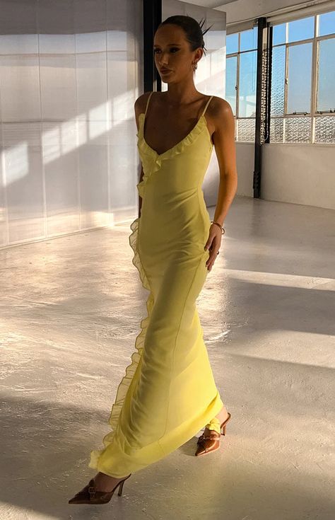 Long Summer Dress, Prom Midi Dress, Ruffle Maxi Dress, Dresses Bodycon, Beginning Boutique, Plunge Neckline, Strapless Tops, Ruffled Maxi Dress, Neck Ruffle