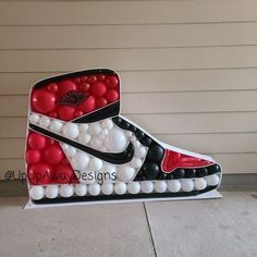 Tennis Shoe Party Theme, Jordan 1 Balloon Mosaic, Nike Shoe Balloon Mosaic, Sneaker Balloon Decor, Jordan Bday Theme, Shoe Theme Birthday Party, Jersey Sneaker Ball, Jordan Balloon Decor, Michael Jordan Party Decorations