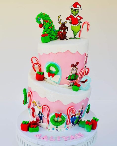 Twoville Birthday Cake, Whoville Cake Ideas, Whoville Birthday Cake, Cindy Lou Who Birthday Cake, Grinch Birthday Cake Girl, Girl Grinch Birthday Party, Grinch First Birthday Cake, Pink Grinch Party, Cindy Lou Who Cake