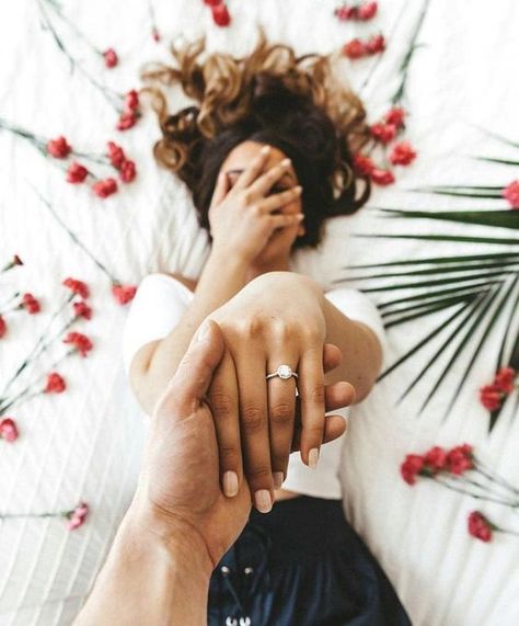 The Cutest Proposal Photos We Spotted That'll Just Make Your Day! Pre Wedding Shoot Ideas, Proposal Photos, Pre Wedding Poses, Pose Fotografi, Wedding Couple Poses, Wedding Photos Poses, Couple Photoshoot Poses, Couple Photography Poses, Wedding Photography Poses