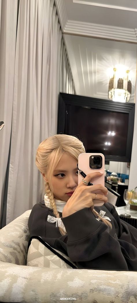 Rosé Blackpink Mirror Selfie, Rose Mirror, Rose Queen, Park Rosé, Rose Park, Rose Icon, Rose Wallpaper, Rosé Blackpink, Star Girl