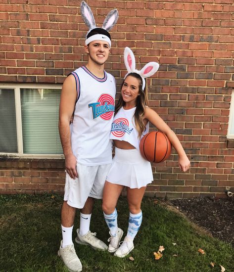 Couples costume idea Bugs and Lola from Space Jam Cute Diy Halloween Costumes, Diy Halloween Costumes For Couples, Halloween Costume Couple, Peggy Bundy, Meme Costume, Halloween Costumes Diy Couples, Cute Couples Costumes, Costumes For Couples, Funny Couple Halloween Costumes