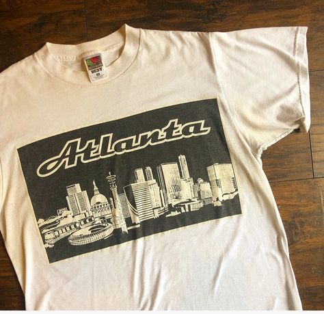 Classic Atlanta souvenir style tee shirt! Authentic vintage, 1980s-1990s 50 % Cotton 50 % Polyester Perfectly worn in , good pre-loved vintage condition, some natural signs of fading to the graphic Best fits Medium ( PLEASE CHECK MEASUREMENTS FOR MORE ACCURACY BEFORE PURCHASING! ) 27 Full Length 1 Souvenir Tshirts, Imagine Festival, Festival Merch, Ladies Turtleneck Sweaters, Mens Sleeve, 로고 디자인, Travel Inspo, Fashion Tees, Dream Wardrobe