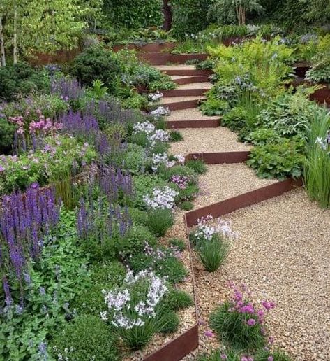 Modern Edible Garden, Garden Design Pictures, Hillside Garden, Garden Stairs, Hillside Landscaping, Indoor Vegetable Gardening, Sloped Garden, Gravel Garden, Garden Steps