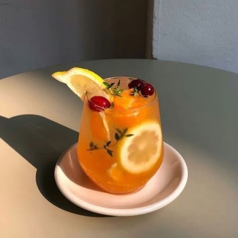 Aesthetic Drinks, Drink Aesthetic, Aesthetic Foods, Pretty Drinks, Food Aesthetics, Orange Aesthetic, Food Inspo, Cafe Food, Drink Up