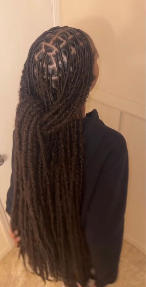 Styles For Fox Locs, 36 Inch Soft Locs Styles, Medium Knotless Soft Locs, Middle Part Faux Locs, Loc Ideas Black Women, Soft Locs Straight, 30 Inch Soft Locs Hairstyles, Focs Locs Hairstyles Long, Nunu Locs Hairstyles