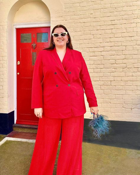 Tailoring or a good fitting pair of trousers really seems to set the “chic” apart from the rest Plus Size Red Suit, Holiday Capsule Wardrobe, Best Places To Shop, Blogger Inspiration, Plus Size Suits, Places To Shop, Plus Size Brands, Better Style, Pink Suit