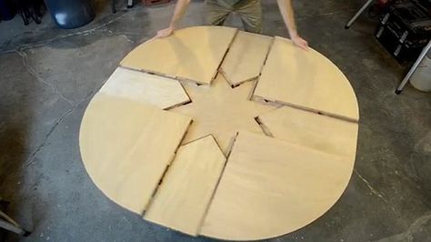 How this man has made an expandable wooden table extend on a simple rotation. Diy Round Dining Table, Capstan Table, Expanding Table, Homemade Mobile, Magic Table, British Furniture, Table Ronde, Modular Furniture, Furniture Maker