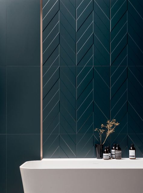 Sassuolo Dimensional Surfaces | DEEP-BLUE-Plain-Matte-16×32-Rect-&-DEEP-BLUE-Chevron-Matte-16×32-Rect-&-GOLD-ROSE-Profile-0,8×32-Scene-10 Tv Fal, Modern Farmhouse Bathroom, Blue Tile, Bathroom Tub, Bathroom Tile Designs, Trendy Bathroom, Large Bathrooms, Mirror Tiles, Bathroom Floor Tiles