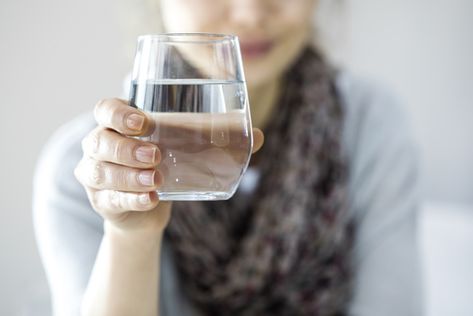 female drinking water Kwas Moczowy, Eye Medicine, Drinking Alkaline Water, Eye Floaters, Healthy Water Drinks, Benefits Of Drinking Water, Eye Sight, Drinking Hot Water, Water Benefits