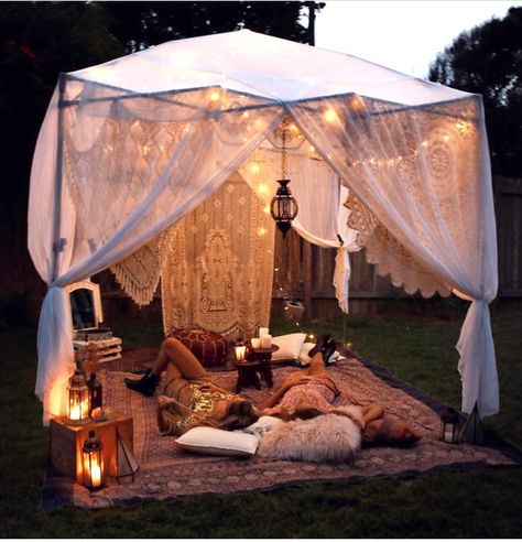 Decor Ikea, Living Room Diy, Diy Patio, Backyard Decor, Date Ideas, Garden Lighting, 인테리어 디자인, Cool Ideas, Outdoor Bed