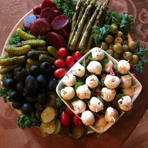 Fall Relish Tray, Relish Plate Ideas, Relish Tray Ideas Parties, Thanksgiving Relish Tray Ideas, Relish Tray Ideas Thanksgiving, Christmas Relish Tray, Pickle And Olive Tray Ideas, Pickle Tray Ideas, Holiday Relish Tray