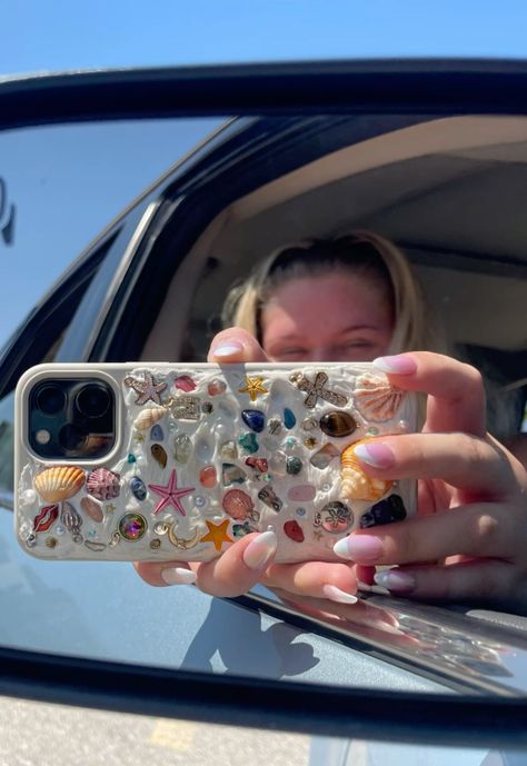 diy phone case What To Put In The Back Of A Clear Case, Phone Case Crafts, Diy Shell Phone Case, Clear Phone Cases Aesthetic, How To Make Phone Cover, Polaroid Phone Case Ideas, Cool Girl Phone Cases, Diy Phone Case Ideas Aesthetic, Phone Case Inspo Clear