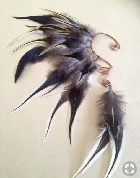 Burlesque Feathers, Feather Ear Cuff, Feather Cuff, Earrings Feather, Rooster Feathers, Estilo Hippie, Feather Crafts, Feather Art, Feather Jewelry