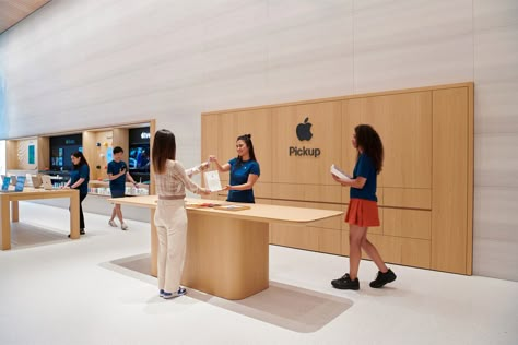 Department Store Design, Apple Store Design, Iphone Store, Laptop Store, Apple Aesthetic, Apple Fitness, Mirror Ceiling, Retail Signage, Timber Ceiling