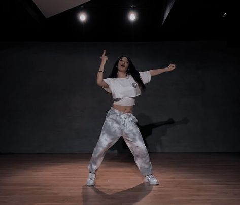 Kpop Dance Pictures, Hiphop Dancing Aesthetic, Dancing Kpop Aesthetic, Kpop Dancers Aesthetic, Dance Kpop Photo, Hip Hop Girl Aesthetic, Kpop Dancing Aesthetic, Hiphop Dancer Aesthetic, Hiphop Aesthetic Dance