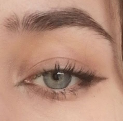 Light Brown Eyeshadow Looks, Pretty Grunge Makeup, Downward Eyeliner, Subtle Eyeliner, Light Eyeliner, Eyeliner Light, Powder Eyeliner, Membentuk Alis, Natural Eyeliner