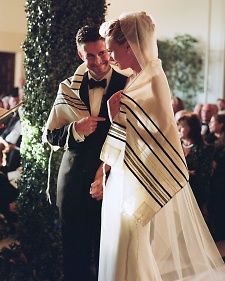 Nearly 400 guests watched as the couple said “I do” in a family-oriented Jewish ceremony at The Riviera Country Club in Pacific Palisades. Jewish Wedding Photo Ideas, Christian Wedding Ceremony Traditions, Jewish Photography, Jewish Couple, Jewish Wedding Traditions, Intimate Outdoor Wedding, 70s Wedding, Ballroom Reception, Family Oriented