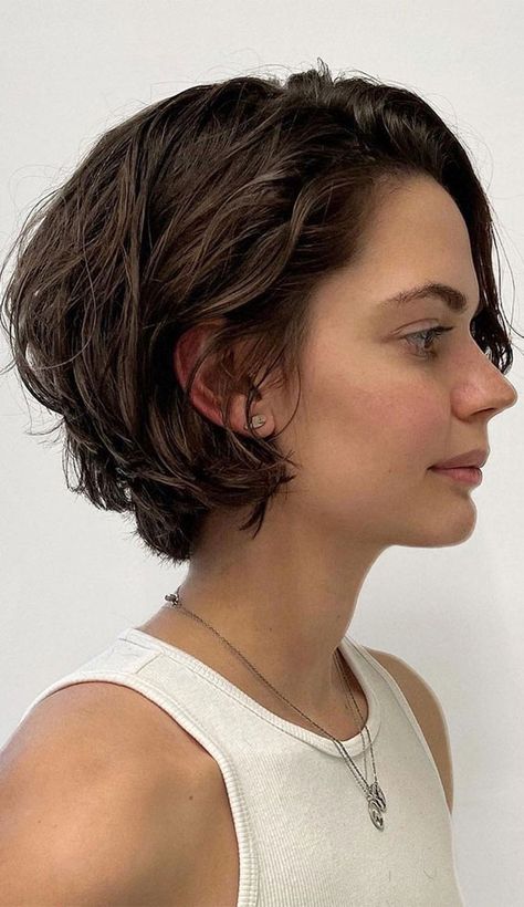 Short Wavy Hairstyles For Women, Short Wavy Haircuts, Layered Bob Haircuts, Wavy Haircuts, Wavy Bob, Hair Inspiration Short, Haircuts For Wavy Hair, Messy Short Hair, Short Wavy Hair