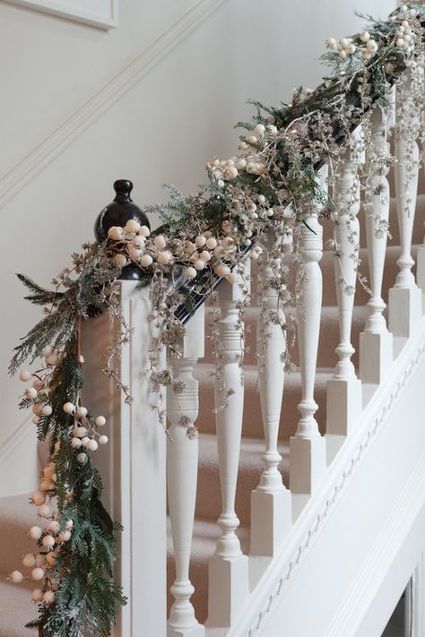 Christmas Garland Staircase, Christmas Banister, Christmas Hallway, Christmas Stairs Decorations, Christmas Staircase Decor, Stairs Renovation, Christmas Stairs, Christmas Staircase, Diy Christmas Garland