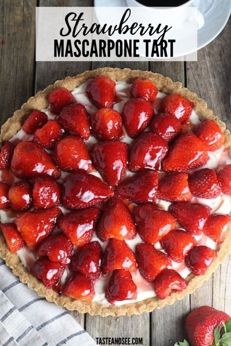 This beautiful & luscious Strawberry Mascarpone Tart is a wonderful summertime dessert! Shortbread crust w/velvety mascarpone cheese mixture, topped w/glazed strawberries. #TasteAndSee Glazed Strawberries, Strawberry Tarts Recipe, Mascarpone Tart, Strawberry Mascarpone, Mascarpone Recipes, Mascarpone Dessert, Roasted Strawberries, Dessert Simple, Dessert Aux Fruits