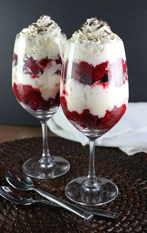 Boozy Red Velvet Trifles... booze, whipped cream, cake... 'nuff said. Valentine’s Day Desserts For Two, Valentine Bakes, Valentines Day Dinner Ideas, Valentines Day Dessert Ideas, Valentine Dessert Ideas, Galentines Picnic, Vday Dinner, Red Velvet Trifle, Chef Bae