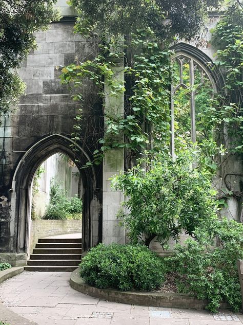 Quiet London: St Dunstan-in-the-East St Dunstan In The East, Great Fire Of London, The Great Fire, Slytherin Aesthetic, London Places, London City, Pretty Places, Green Aesthetic, Abandoned Places