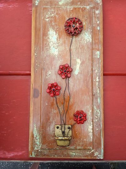 Faucet Flowers, Outdoor Water Faucet, Antique Decorating, Liquor Bouquet, Assemblage Art Collage, Antiques Repurposed, Yard Art Crafts, Wood Yard Art, Recycled Metal Art