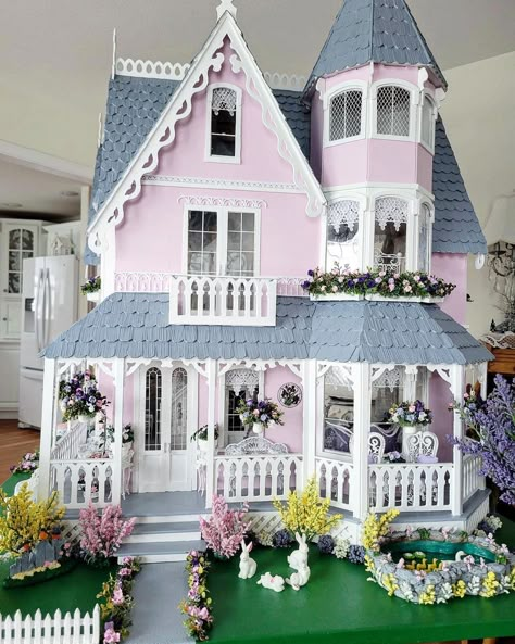 Melody Jane Dolls' Houses on Instagram: “Happy Easter to you all!! We hope you’re all having a great weekend!! 🐣💐 Garfield House 🏡 “It's the largest I ever did! Couldn't have…” Pink Coquette House Exterior, Pink Dollhouse Exterior, Pink Victorian Dollhouse, Bloxburg Dollhouse, Girly House Exterior, Coquette Dollhouse, Fairytale Dollhouse, Coquette House Exterior, Pink Bloxburg House