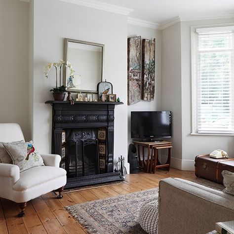 White living room with traditional fireplace | Living room decorating | 25 Beautiful Homes | Housetohome.co.uk Small Victorian Terrace Living Room, Terrace Living Room Ideas, Victorian Terrace Living Room, Terrace Interior, Terrace Living Room, Furnitur Ruang Keluarga, Victorian Living Room, Living Room Arrangements, Neutral Living Room