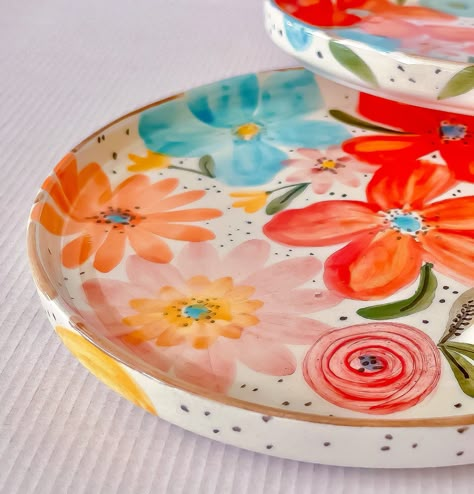 22 cm flower patterned plate Note: Since the products are 100 % handmade, each item will be unique and there may be slight differences in their forms, sizes and drawings. Color Me Mine Ideas Inspiration Plate, Cereal Bowl Pottery, Pretty Dishes Dinnerware Sets, Ceramic Painting Patterns, Paint Your Own Pottery Serving Platter, Plate Flowers, Pottery With Flowers, Paint Your Own Plate, Plate Ceramic Painting