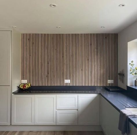 Wall Behind Kitchen Sink, Sound Proof Wall, Slate Kitchen, Kitchen Splash Back, Wooden Panelling, Wood Wall Panels, Wood Backsplash, Wood Slat Wall, Ribbed Paneling