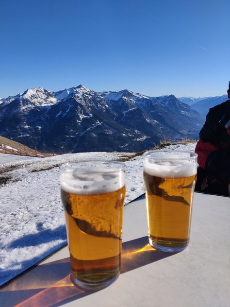 Beer in the mountains Frozen Beer, Beer Aesthetic, Guys Trip, Mountains Aesthetic, Snowboarding Men, Summer Ideas, Cold Beer, Beer Bar, Snowy Mountains