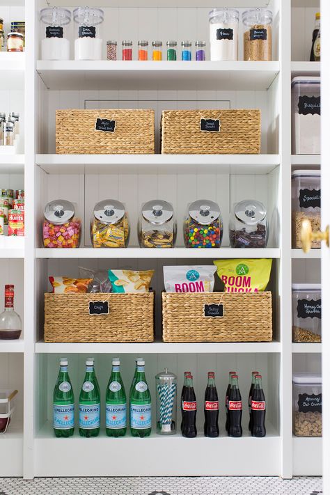 Chip bags can be a hassle to corral so store them in a structured, rectangular basket, Ruff says. "Not only will this keep the bags from slipping off the shelf, but it will also protect the chips from being crushed." #marthastewart #organization #kitchentips Pantry Storage Ideas, Pantry Baskets, Neat Method, Organized Pantry, Rectangular Baskets, The Home Edit, Pantry Shelf, Pantry Door, Pantry Design