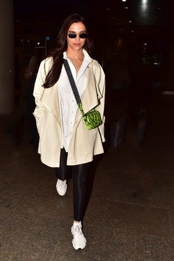 Deepika Padukone is a front-runner in the style stakes. The Padmaavat star is just as at ease being photographed on the red carpet wearing an embroidered number by Sabyasachi Mukherjee as she is being papped wearing a comfortable tracksuit by Nike at the airport. No matter where she is headed, the star manages to pull a polished look. While the actor likes experimenting with new homegrown and international designers, there are a few brands that always manage to make it to her list. Amongst other Deepika Padukone Airport Look, Long Green Jacket, Off White Coat, Deepika Padukone Style, Airport Look, Bollywood Outfits, Vogue India, Runway Trends, Bollywood Celebrities