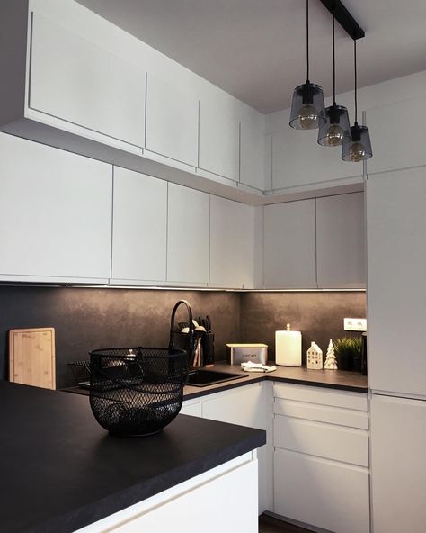 Ikea Voxtorp Matt White, Voxtrop Ikea White, Ikea Kitchen Voxtorp White, Matte White Kitchen Cabinets, Voxtorp Ikea White, Cucina Ikea Voxtorp, L Form Kitchen, Ikea Kitchen Ideas Modern, Voxtorp Kitchen White