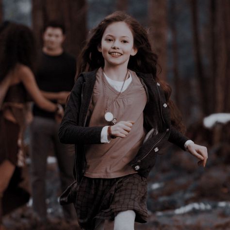 Renesmee Cullen, Twilight Renesmee, Twilight Saga Series, Mackenzie Foy, Twilight Breaking Dawn, Breaking Dawn Part 2, Twilight Photos, The Cullen, Twilight Film