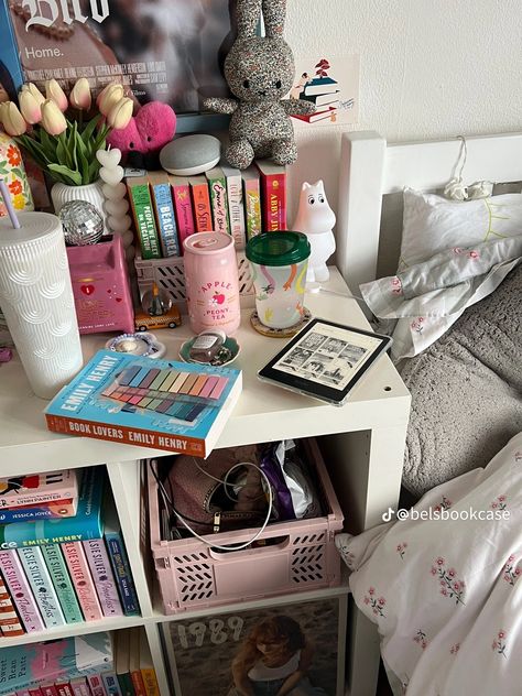 Room Ideas Aesthetic Book Shelf, Bedroom Inspirations Maximalist, Maximalist Shelf Decor, Cube Organizer Decor, Shelf Decor Bedroom Aesthetic, Room Inspo Colorful, Dorm Bookshelf, Maximalist Decor Bedroom, Bedside Table Aesthetic