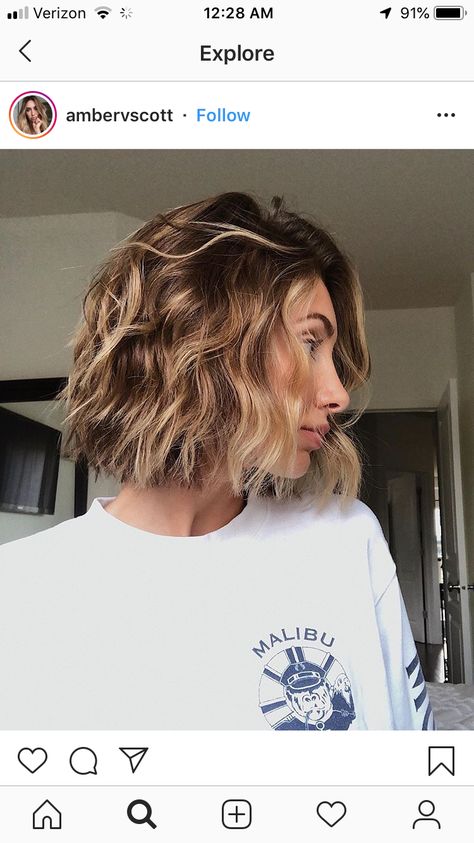 Textured Lob Curly Hair, Curly Short Highlights, Curly Bob Balayage, Surfer Bob Hair, Short Beachy Waves, Short Blonde Curly Hair Natural Wavy Bobs, Beach Wave Hair Short, Short Surfer Hair, Short Wavy Hair Highlights