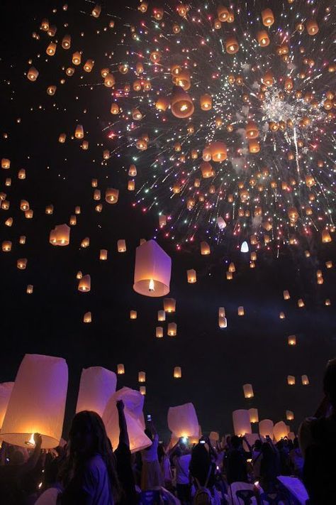 Floating Lanterns, Sky Lanterns, Lantern Festival, Summer Dream, Teenage Dream, Bright Lights, Paper Lanterns, Pretty Places, Modern House Exterior