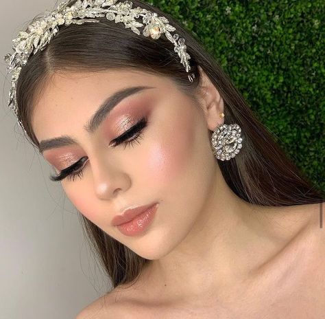 Rose Gold Makeup Looks, Quinceanera Makeup, Rose Gold Eye Makeup, Makeup Ojos, Gold Makeup Looks, Engagement Makeup, Rose Gold Makeup, Quince Hairstyles, Gold Makeup