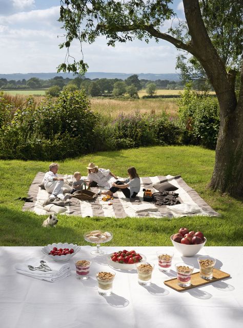 How to Throw a Picnic Like You’re in the English Countryside- ELLEDecor.com Country Pool, Farm Cooking, Rooftop Apartment, Grilled Peach Salad, Courtyard Patio, Concrete Terrazzo, Gingham Napkins, Garden Exterior, Seasonal Eating