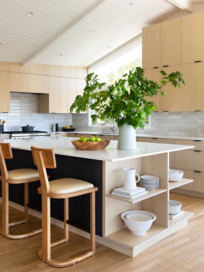 This Mid-Century Bungalow Doesn’t Have a Single 90-Degree Angle – domino Light Wood Cabinets Kitchen, Wood Cabinets Kitchen, Mid Century Bungalow, Celebrity Kitchens, Light Wood Cabinets, Curved Furniture, Cottage Renovation, Mid Century Modern Kitchen, Wood Kitchen Cabinets